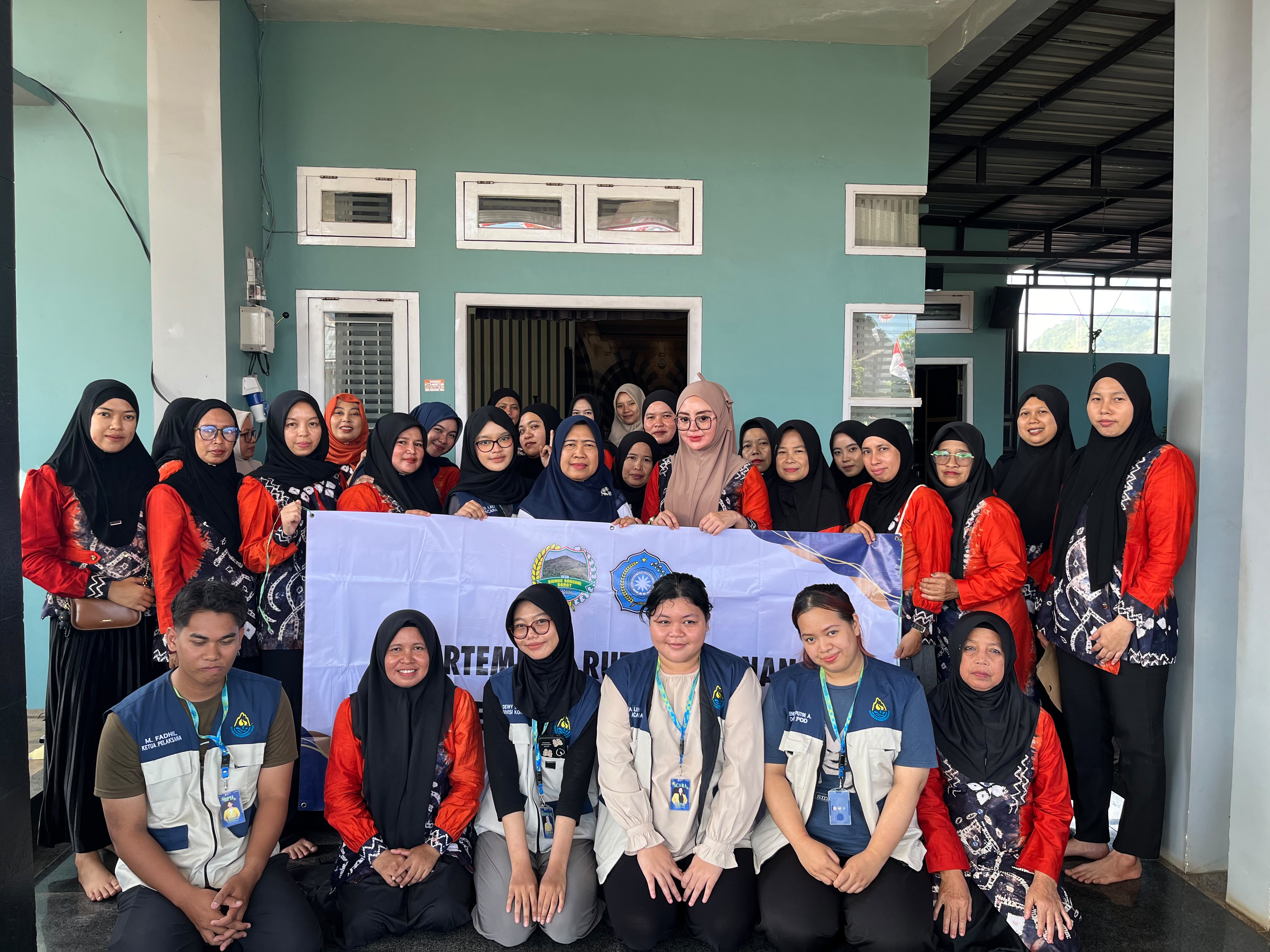 Kebersamaan yang Menguatkan: Solidaritas PKK Desa Awang Bangkal Barat.